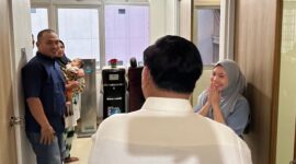 Menteri Pertahanan Prabowo Subianto menjenguk gadis kecil Nabila yang kakinya harus diamputasi karena menyelamatkan seekor kucing dari lindasan truk. (Dok. Tim Media Prabowo Subainto)
