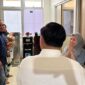 Menteri Pertahanan Prabowo Subianto menjenguk gadis kecil Nabila yang kakinya harus diamputasi karena menyelamatkan seekor kucing dari lindasan truk. (Dok. Tim Media Prabowo Subainto)