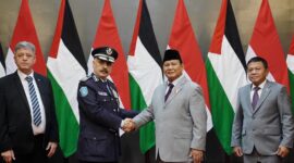 Menteri Pertahanan Prabowo Subianto menerima kunjungan kehormatan dari Kepala Kepolisian Palestina, Mayor Jenderal Yousef Al-Hilo di Kantor Kementerian Pertahanan. (Dok. Tim Media Prabowo) 
