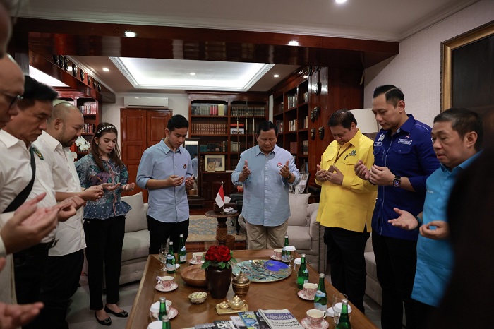 Para ketua umum partai ikut mengantarkan bakal pasangan capres dan cawapres Prabowo Subianto - Gibran Rakabuming Raka. (Dok. Tim Media Prabowo Subianto)


