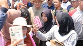 Ketua Umum Partai Gerindra Prabowo Subianto saat bersama Masyarakat. (Facbook.com/@Prabowo Subianto)

