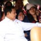 Ketua Umum Partai Gerindra Prabowo Subianto saat bersama Masyarakat. (Facbook.com/@Prabowo Subianto)
