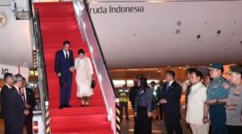 Presiden Jokowi disambut oleh Menteri Pertahanan Prabowo Subianto saat tiba di Tanah Air usai kunjungan dari Tiongkok dan Arab Saudi. (Instagram.com/@sekretariat.kabinet)
