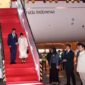 Presiden Jokowi disambut oleh Menteri Pertahanan Prabowo Subianto saat tiba di Tanah Air usai kunjungan dari Tiongkok dan Arab Saudi. (Instagram.com/@sekretariat.kabinet)
