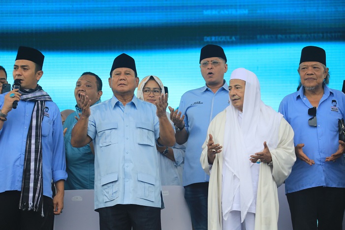 Calon Presiden Prabowo Subianto bersama Muhammad Luthfi bin Yahya dalam acara Ndaru Bersholawat di Serang, Banten. (Dok. TKN Prabowo Gibran)