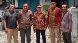 Ketum PWI DIY Hendry Ch. Bangun langsung meninjau lokasi yang akan dibangun Grha Pers Pancasila di Jalan Gambiran 45 Yogyakarta. (Dok. PWI)

