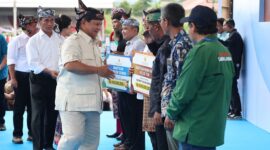 Menteri Pertahanan (Menhan) Prabowo Subianto disambut riuh luluban ribuan warga termasuk para petani dan peternak di Sumedang. (Dok. Tim Media Prabowo Subianto)


