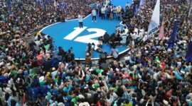 Prabowo Subianto menyapa puluhan ribu masyarakat dalam kunjungannya ke Stadion Gelora Bandung Lautan Api (GLBA), Kota Bandung. (Dok. TKN Prabowo Gibran)