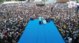 Calon presiden nomor urut 2, Prabowo Subianto menyapa puluhan ribu masyarakat Sulawesi Utara dalam acara yang digelar di Lapangan Schwarz, Langowan.  (Dok. TKN Prabowo Gibran)