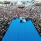 Calon presiden nomor urut 2, Prabowo Subianto menyapa puluhan ribu masyarakat Sulawesi Utara dalam acara yang digelar di Lapangan Schwarz, Langowan.  (Dok. TKN Prabowo Gibran)