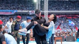 Aksi Sigap Mayor Teddy Bantu Pendukung Prabowo - Gibran yang Pingsan di GBK. (Instagram.com/@jimboengbakoelsoto)