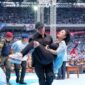 Aksi Sigap Mayor Teddy Bantu Pendukung Prabowo - Gibran yang Pingsan di GBK. (Instagram.com/@jimboengbakoelsoto)