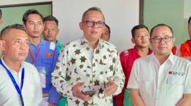 Ketua BNSP Syamsi Hari, bersama peserta sertifikasi welder CPMI tujuan Korea Selatan di LPK Geweld Batam. Sertifikasi yang berlangsung pada 14-16 Juni 2024. (Doc.Ist)