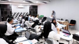 Foto : Prof Amilin Komisioner BNSP dalam kegiatan Monitoring dan Evaluasi pelaksanaan Uji Kompetensi Angkatan ke-3, sekaligus membuka acara kegiatan Uji Sertifikasi Kompetensi bagi para peserta yang telah mengikuti program Upskilling dan Reskilling berstandar industri yang dilaksanakan pada tanggal 3 Juli 2024, di Tempat Uji Kompetensi (TUK) SMKN 4 Surakarta. (Doc.Ist)