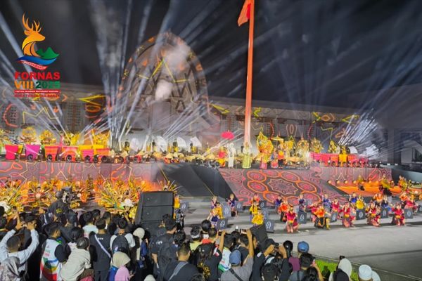 Pesta Rakyat Penutupan FORNAS VIII NTB: Masyarakat Umum Bebas Saksikan Slank dan Berbaur dengan Kontingen se-Indonesia di Eks Bandara Selaparang. (Doc.Ist)